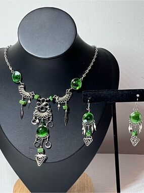 Green Glass & Silver Dangle Necklace and Earring Set
Wire wrapping
Intricate